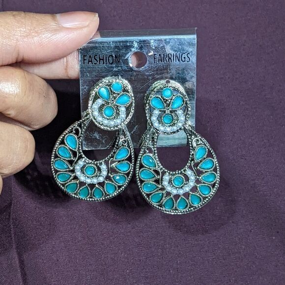Cute earrings   - Picture 1 of 4